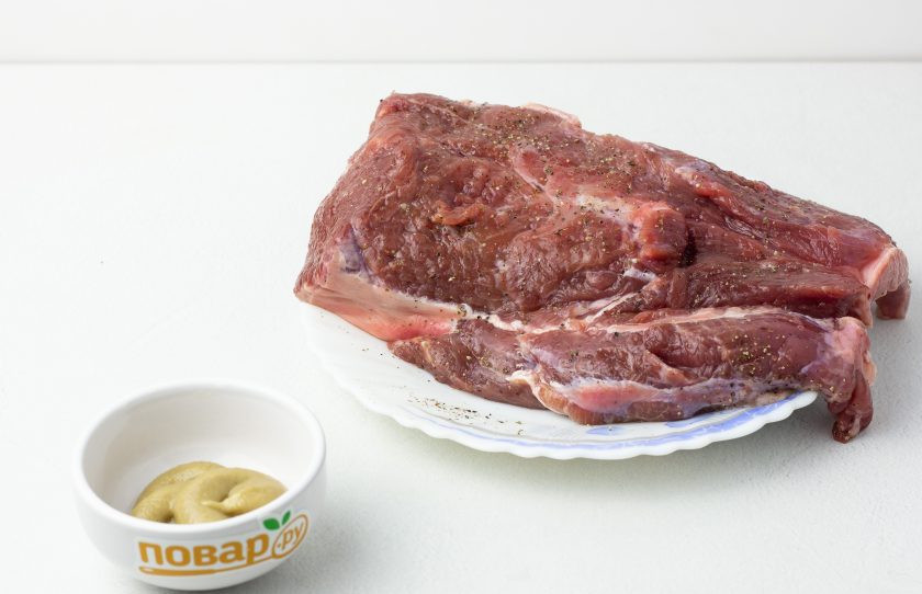 1. Этап. Говядина Веллингтон Гордона Рамзи: Мясо обсушите бумажным полотенцем, натрите солью и свежемолотым перцем.