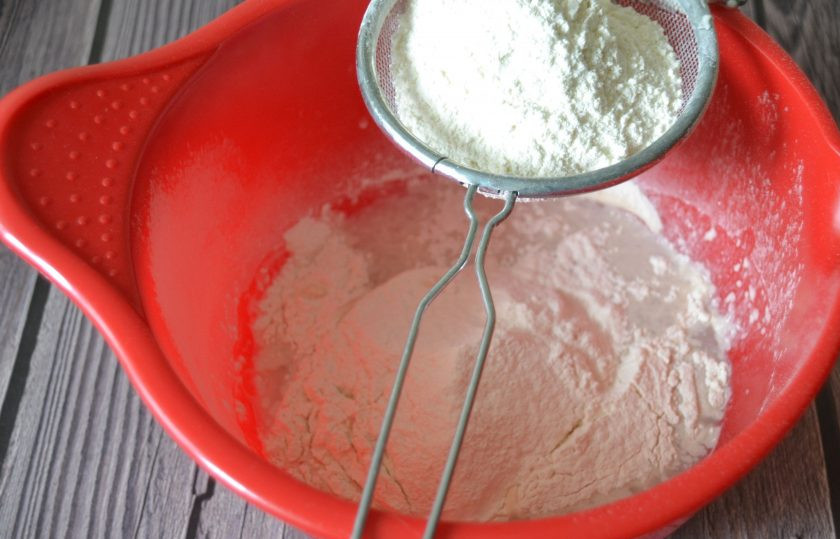1. Этап. Панцеротти: Просейте муку, замесите тесто.