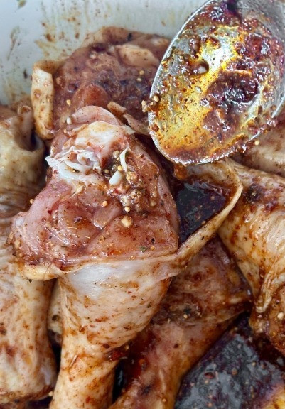 1. Этап. Куриные булдыжки в духовке: Залил маринад в тазик с курицей. Перемешал. А потом в каждую ножку под шкурку, что называется, вложил маринада и эдак помассировали, чтобы все вкусности-полезности под шкуркой проникли поширше и поглубже.