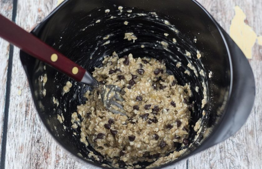 1. Этап. Здоровое печенье из банана: 3. Далее добавьте в массу шоколад шариками или предварительно накрошите его. Замешайте тесто.