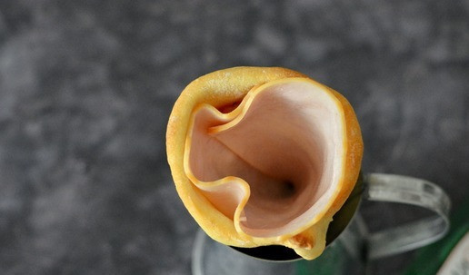 1. Этап. Коно пицца: Ветчину сверните 