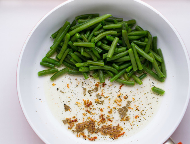 1. Этап. Морской коктейль с соевым соусом: 2. Фасоль опустить в кипящую воду на 2-3 минуты, а затем быстро откинуть на дуршлаг. Поставить под дуршлаг мисочку со льдом, чтобы фасоль не потеряла свой яркий цвет. На сковороду налить немного масла, добавить специй и выложить фасоль. Прогреть ее пару минут.