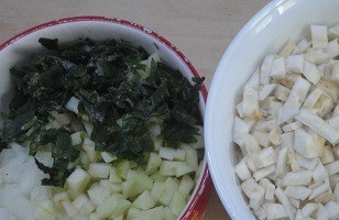 1. Этап. Гречневая каша с грибами и сельдереем: Сельдерей и грибы нарезать мелкими кубиками. Посолить, поперчить. Перемешать Отдельно мелко нарезать лук. Яблоки очистить и нарезать кубиками. Соединить лук, яблоки, зелень. Посолить, поперчить, влить лимонный сок и перемешать.