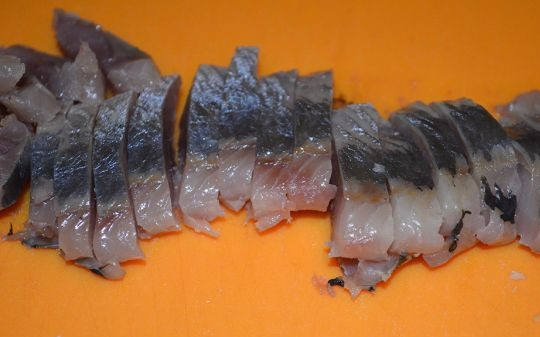 1. Этап. Селедка под шубой Праздничная: 2. Рыбу, если надо, очистите, избавьтесь от костей и головы. Филе измельчаем. Я режу сначала полосками, а потом каждую полосу разрезаю еще на три части, чтоб получились мелкие кубики.