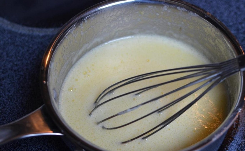 1. Этап. Начинка из мака: Медленно ввести яйца, постоянно помешивая.