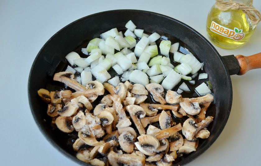 1. Этап. Баклажаны, фаршированные грибами: 3. На растительном масле обжарьте лук и грибы, если сковорода маленькая, то лучше сначала обжаривать лук, потом добавлять грибы. Крышкой накрывать не нужно.