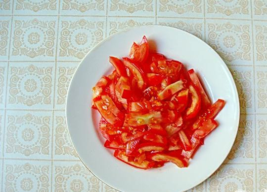 1. Этап. Закуска из кабачков Днестровская: 2. Помоем томаты и протрем их салфеткой для того чтобы убрать лишнюю влагу. Томаты нарезаем соломкой или же не очень большими кубиками.