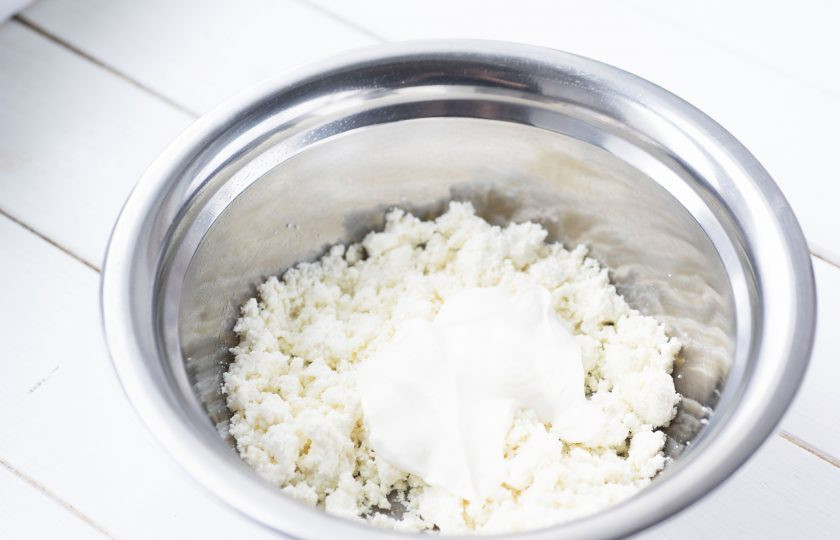 1. Этап. Диетические вареники: За это время приготовьте начинку для вареников. В миску выложите творог, добавьте сметану и сахарозаменитель по вкусу, у меня стевия.