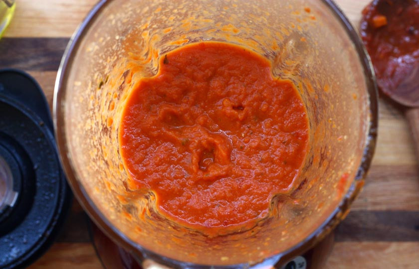 1. Этап. Соус томатный: 7. Перелейте томатный соус в блендер и взбейте. Хотя иногда мне нравится соус с кусочками помидоров. Тут уж на любителя. Томатный соус готов. Приятного аппетита!