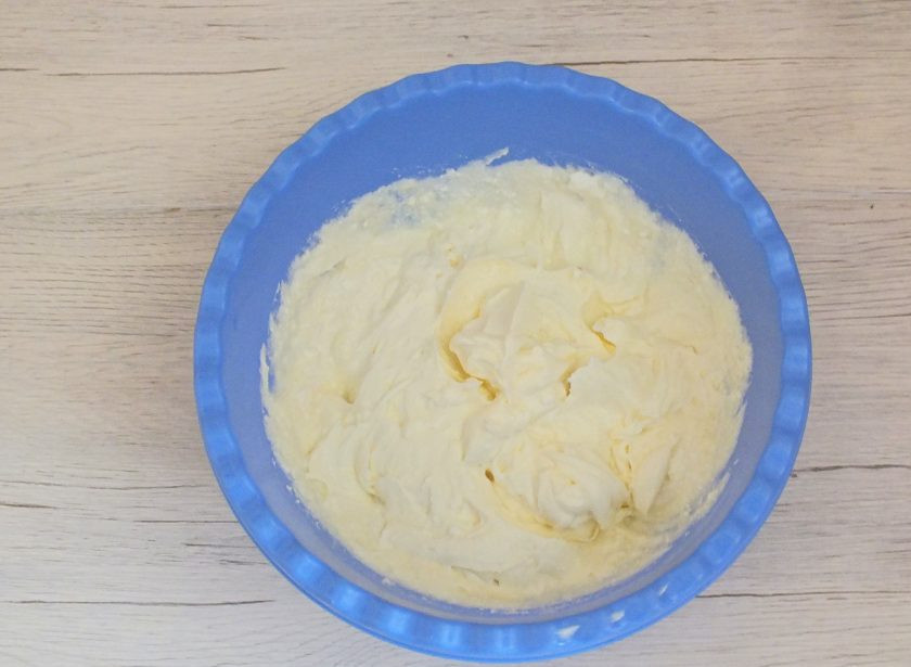 1. Этап. Булочки Даллас: Возьмите погружной блендер и пробейте начинку до пышного, воздушного состояния. Наличие комочков не допускается. Начинка готова.