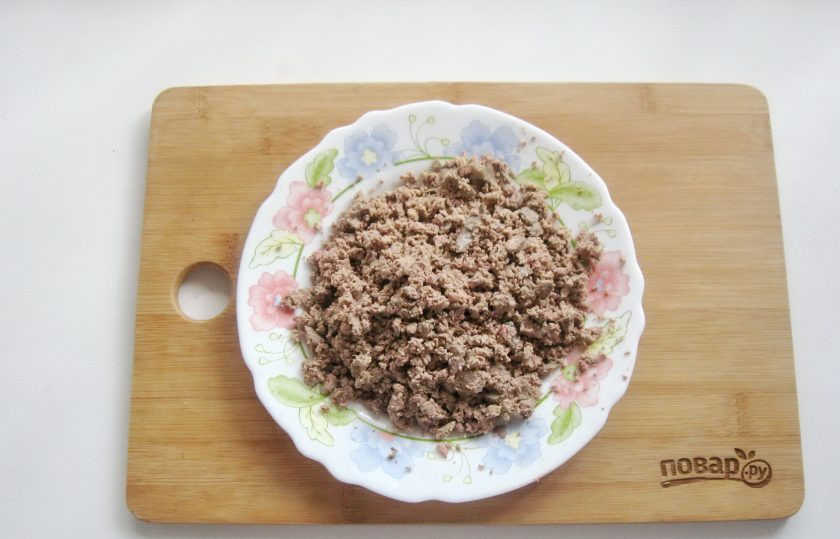 1. Этап. Салат Счастливый Ганс: Куриную печень отварите в подсоленной воде. Охладите и натрите на терке.