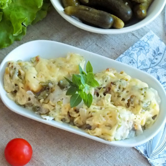 Треска запеченная с солеными огурцами