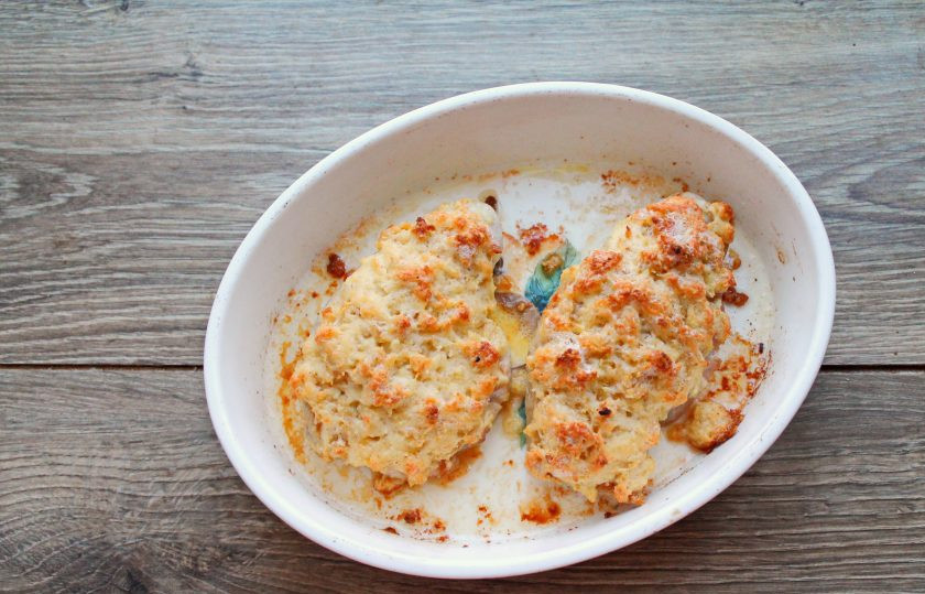 1. Этап. Эскалоп из индейки в духовке: Поставьте форму с эскалопами в горячую духовку и запекайте при температуре 180 градусов в течение 20-25 минут, до готовности.