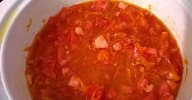 1. Этап. Домашнее лечо: 4. В кастрюле разогрейте растительное масло, выложите морковку, добавьте к ней лук и обжарьте пару минут. Нарежьте мелко томаты и добавьте их к моркови и луку, посолите и всыпьте сахар. Тушите около 10-15 минут.