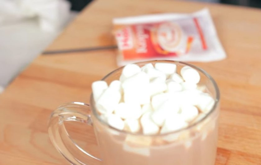 1. Этап. Мятное какао с маршмеллоу: 3. Как только леденцы растворятся, снимите какао с плиты и попробуйте. Если нужно, добавьте сахар. Дайте напитку немного настояться или сразу подавайте, добавив к нему горсть маршмеллоу.