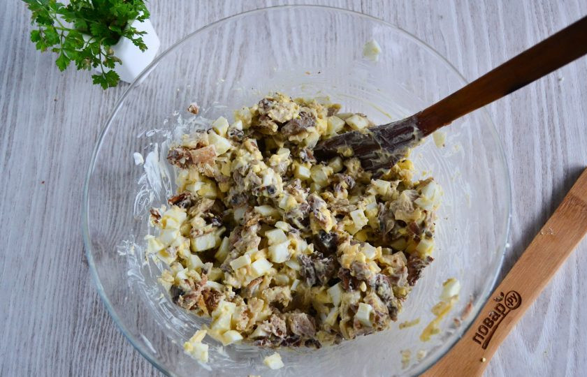 1. Этап. Салат с курицей и шампиньонами: Добавьте майонез и хорошенько перемешайте.