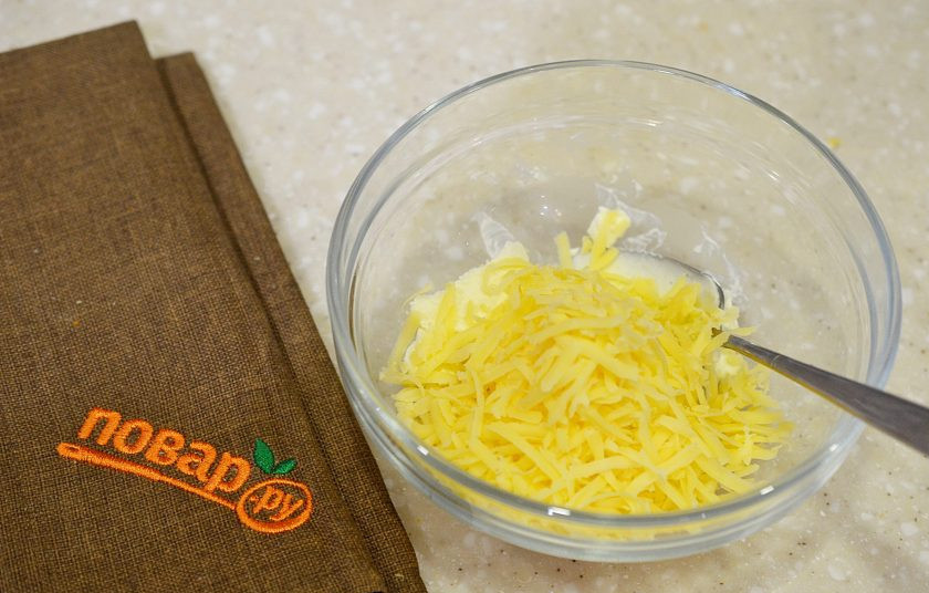 1. Этап. Праздничная закуска с семгой: 4. Сыр натрите на терке, добавьте к сливочному сыру.
