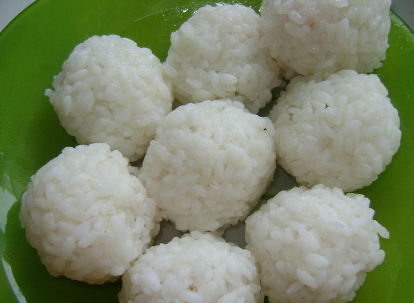 1. Этап. Рисовые шарики с начинкой: Третий вид шариков делаем огурец с рыбой. Таким образом, получаем рисовые шарики с разными начинками.