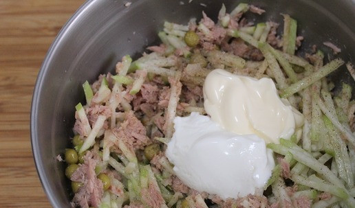 1. Этап. Салат с тунцом и маргеланской редькой: Посолить поперчить. Добавить майонез и йогурт перед самой подачей!