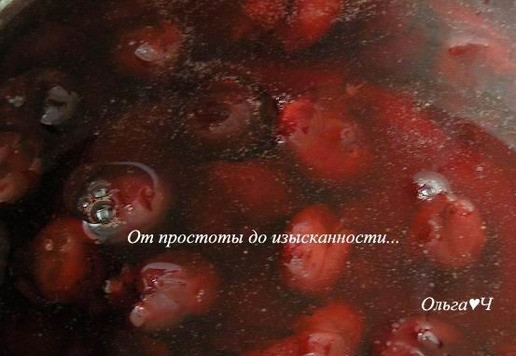 1. Этап. Шоколадный торт с ягодами: Для желе желатин замочите в части вишневого сока до набухания, затем распустите на водяной бане (если готовите с агар-агаром, то надо прокипятить пару минут) и влейте в оставшийся сок, добавьте вишню и сахар, перемешайте.