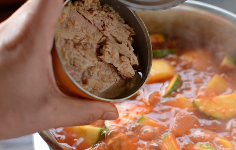 1. Этап. Суп из рыбной консервы: Отправьте в суп банку тунца. А также нарезанные цукини.