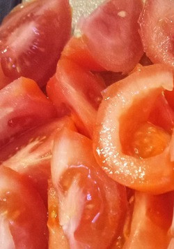 1. Этап. Острый томатный суп: Добавить помидоры. Продолжать жарить 5 минут.