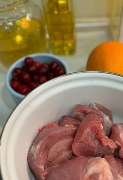 1. Этап. Индейка в клюквенно-цитрусовом маринаде: Мясо порезать на крупные кусочки