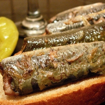 1. Этап. Минога в оливковом масле: Остывшие кусочки миноги выкладываем на хлеб. Закуска готова!