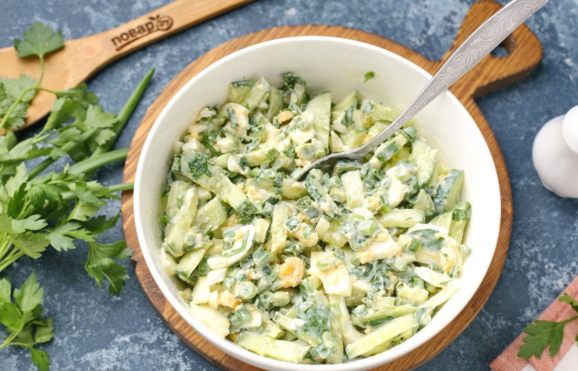 1. Этап. Весенний салат с огурцом и яйцом: Хорошо всё перемешайте. Весенний салат с огурцом и яйцом готов. Сразу подавайте к столу.