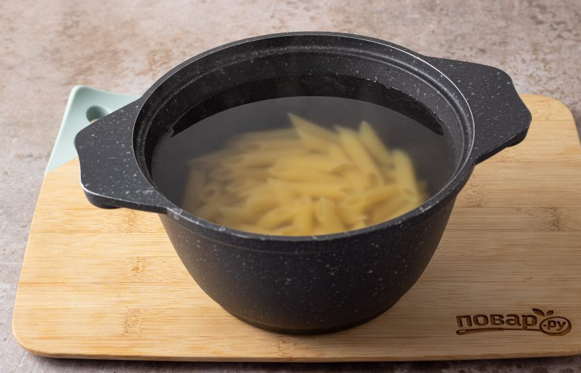 1. Этап. Пенне со шпинатом: Пенне отварите в кипящей подсоленной воде до состояния аль денте. Слейте воду и откиньте на сито.