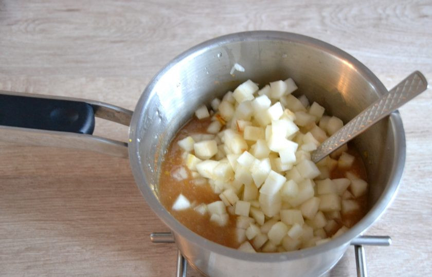 1. Этап. Торт Груши в карамели: Добавьте в сотейник оставшиеся груши, перемешайте.