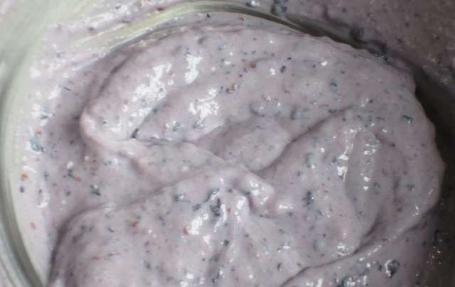 1. Этап. Творожно-черничный крем: 3. Постепенно добавляем ягоду к творогу. Обычно на 500 гр творога уходит 0,5 стакана черники, но если вы любите красивый насыщенный цвет крема - можете положить стакан ягод.