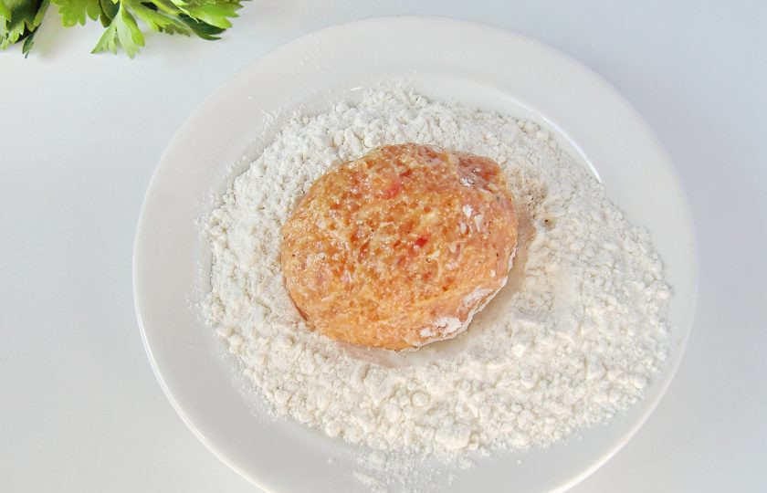 1. Этап. Котлеты по-мински: 6. Затем мокрыми руками поднимите заготовки и сформируйте овальные или круглые котлеты. Обваляйте их поочередно сначала в муке.