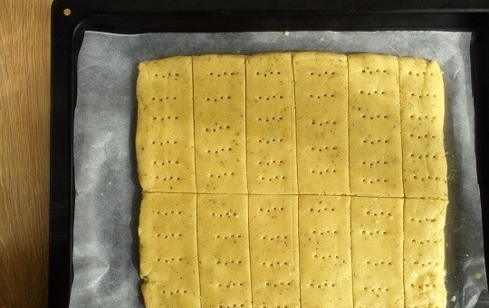 1. Этап. Элайче Гаджа: На пергаменте разровняйте тесто в пласт размером примерно 20х25см. Нанесите ножом глубокие линии разреза, наметив 24 печенья. Но можно и больше, сделав печенье меньшим в размере. Наколите каждое вилкой в нескольких местах. Положите на противень.