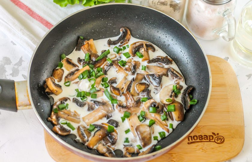 1. Этап. Блины с грибами и сливочным соусом: Спустя 3-5 минут влейте к обжаренным грибам сливки, добавьте измельченный зеленый лук. Посолите соус. Тушите около 1 минуты.