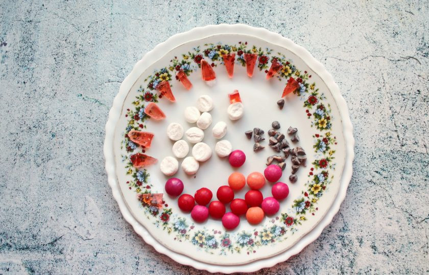 1. Этап. Бисквитное печенье Дед Мороз: Подготовьте все для украшения печенья. Из маршмеллоу сделайте шарики на помпоны. Из мармелада носики и ротики.