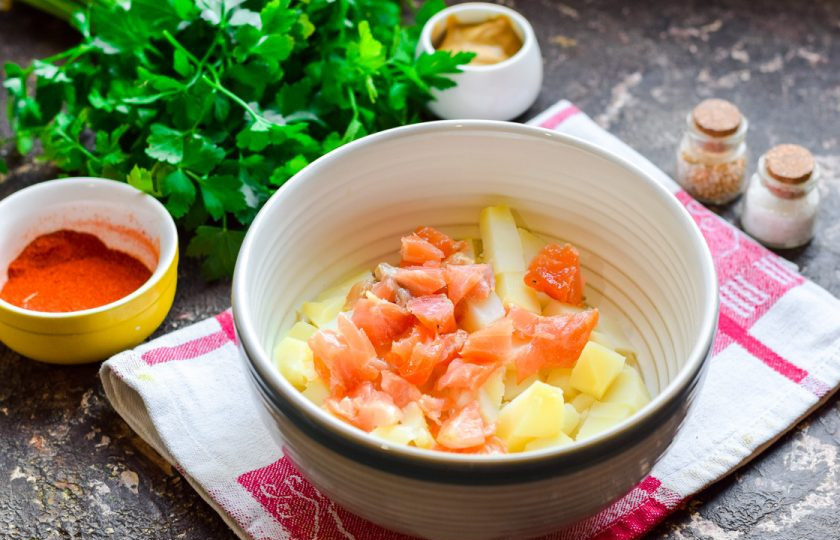 1. Этап. Салат с семгой и крабовыми палочками: Семгу нарежьте небольшими кубиками, добавьте к картофелю.