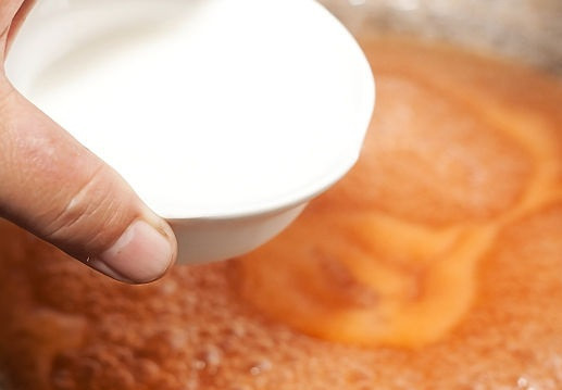 1. Этап. Мясо в кляре по-китайски: 10. Влить ананасовый сок и довести до кипения. В небольшом количестве воды растворить крахмал и добавить в соус. Тщательно перемешать, уварить немного.