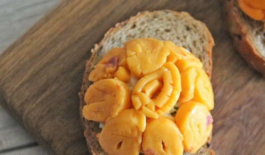 1. Этап. Закуска «Тайна»: Выложить сырную закуску с яичной начинкой на ломтик хлеба, освободив от пищевой пленки.