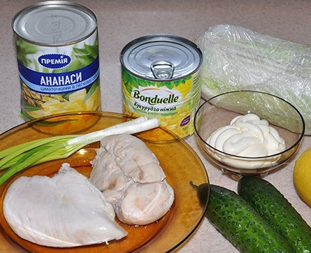 1. Этап. Пекинская капуста с курицей и огурцом: 1. Рецепт этого салата я давно прочитала в одной кулинарной книге и с тех пор пекинская капуста с курицей и огурцом - наше любимое блюдо. Куриное филе нужно отварить заранее и охладить.