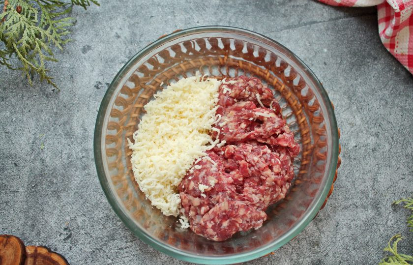 1. Этап. Кебаб из говядины с сыром: Говядину очистите от пленок, порежьте на куски и вместе с салом дважды пропустите через мясорубку с мелкой решеткой. Выложите фарш в чашу и добавьте тертый на средней терке сыр.