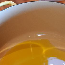 1. Этап. Говядина в болонском соусе: Залить оливковое масло в кастрюлю.