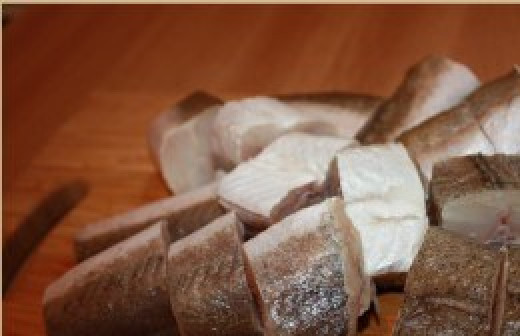 1. Этап. Рыба в томате в мультиварке: Рыбу режем примерно такими куски как на фото.