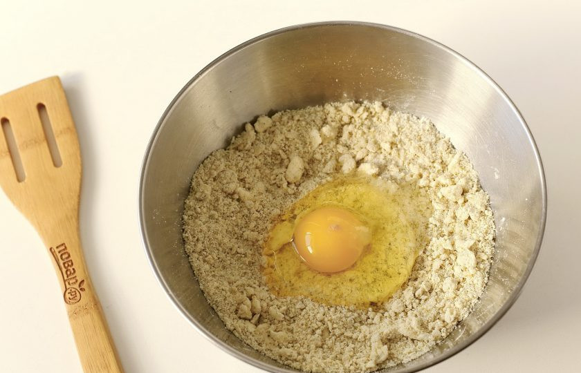 1. Этап. Печенье с тыквенными семечками: Перетрите все до состояния крошек и добавьте яйцо.