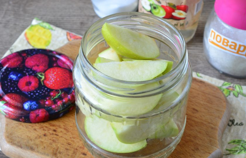 1. Этап. Маринованные яблоки на зиму без стерилизации: Выложите яблоки в чистые простерилизованные баночки.