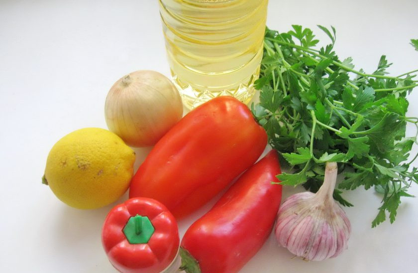 1. Этап. Сальса из печеного перца: Для приготовления сальсы потребуются такие продукты: перец болгарский, чеснок, лук репчатый, петрушка, лимон, соль, подсолнечное масло.