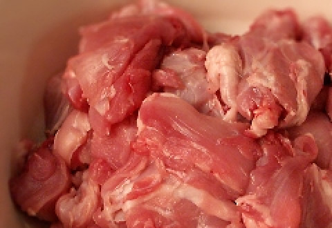 1. Этап. Фрикасе из кролика: 1. Я обычно для этого блюда беру крольчиху. Если приобретаете мясо на ферме, постарайтесь купить молодого кролика. В противном случае, придется мясо вымачивать в воде (кроли, разведенные на частных фермах, зачастую имеют специфический запах). Разделываем тушку на небольшие куски.