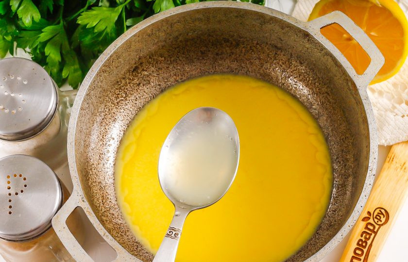 1. Этап. Соус Бер нуар: Прогрейте его примерно 2-3 минуты, чтобы оно начало менять свой цвет с бледного на более карамельный, и добавьте лимонный сок.