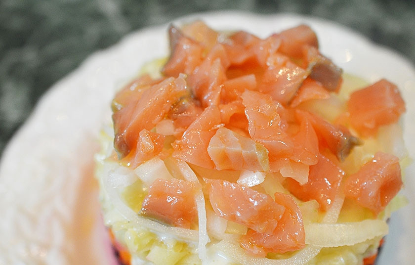 1. Этап. Салат Сёмга на шубке на 8 марта: 8. И последний слой — нарезанная кубиком семга.