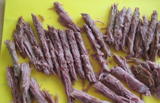 1. Этап. Салат Лист папоротника: 3. Отварите мясо в подсоленной воде до мягкости (часа 2), затем остудите и нарежьте его тонкими полосками.